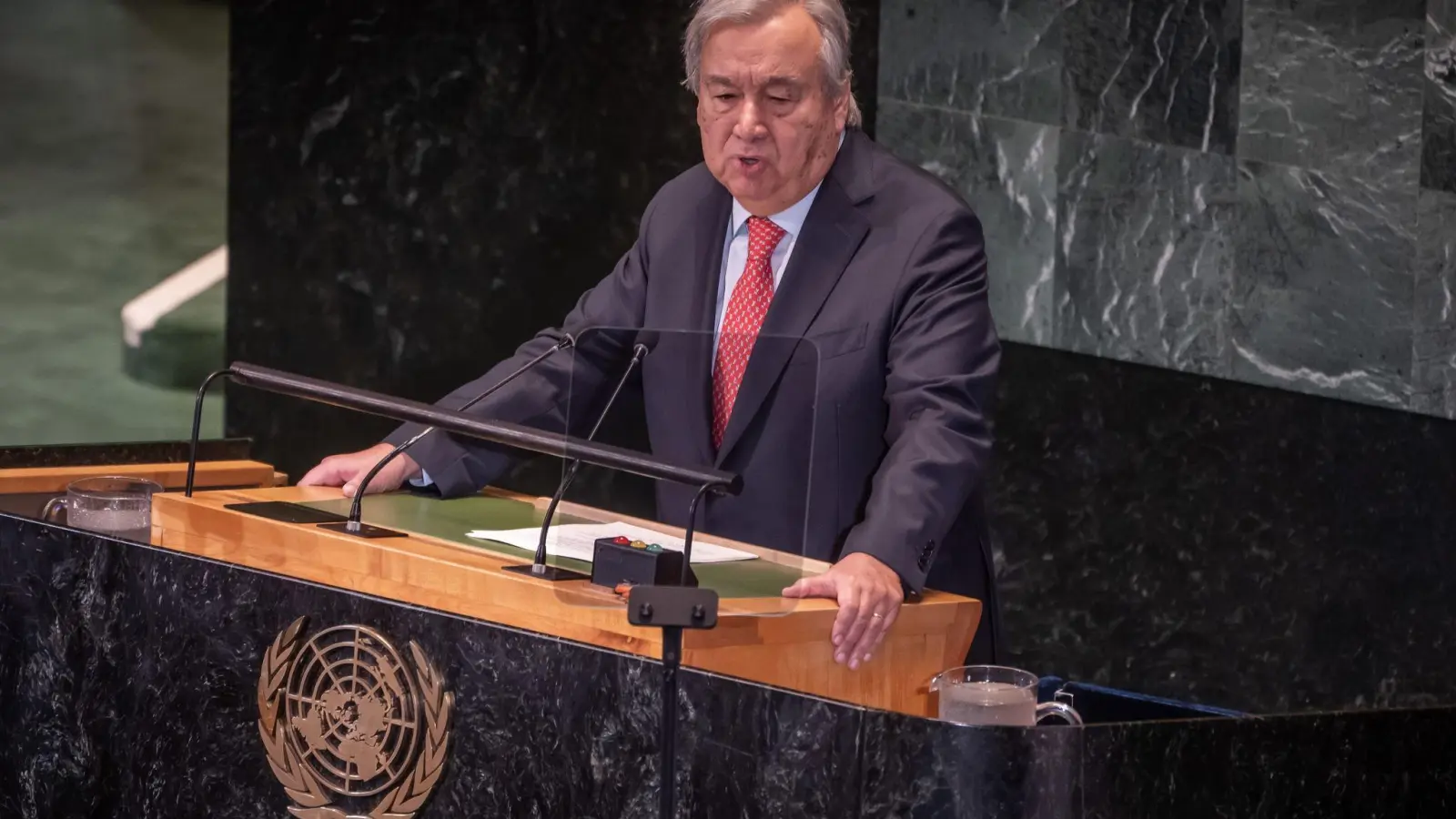 António Guterres spricht bei der Konferenz über Stand der Nachhaltigkeitsziele der Vereinten Nationen. (Foto: Michael Kappeler/dpa)