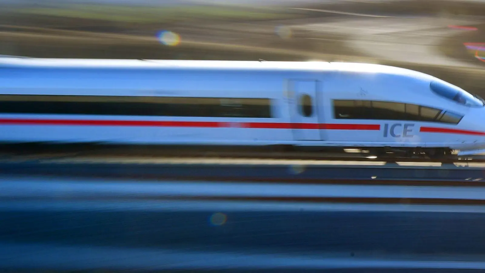 ICE-Züge zwischen Nürnberg und Erfurt werden in beiden Fahrtrichtungen umgeleitet und verspäten sich dadurch um etwa 90 Minuten, wie es hieß. (Foto: Illustration) (Foto: Martin Schutt/dpa-Zentralbild/dpa)