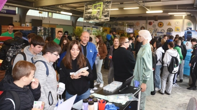 Welcher Beruf passt zu mir? Darüber konnten sich Schülerinnen und Schüler bei der Orientierungsmesse informieren. (Foto: Peter Tippl)