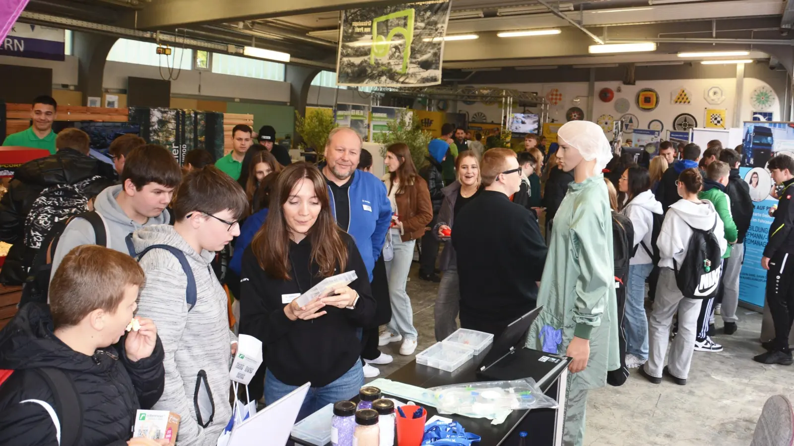 Welcher Beruf passt zu mir? Darüber konnten sich Schülerinnen und Schüler bei der Orientierungsmesse informieren. (Foto: Peter Tippl)