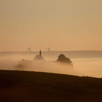 Passend zur Jahreszeit kann es in den kommenden Tagen in Bayern immer wieder nebelig werden. Ansonsten erwartet den Freistaat wechselhaftes Wetter bei milden Temperaturen. (Symbolbild) (Foto: Karl-Josef Hildenbrand/dpa)