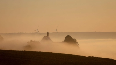 Passend zur Jahreszeit kann es in den kommenden Tagen in Bayern immer wieder nebelig werden. Ansonsten erwartet den Freistaat wechselhaftes Wetter bei milden Temperaturen. (Symbolbild) (Foto: Karl-Josef Hildenbrand/dpa)