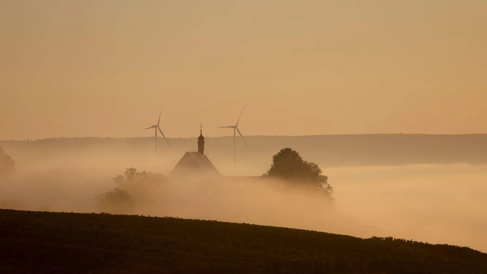 Passend zur Jahreszeit kann es in den kommenden Tagen in Bayern immer wieder nebelig werden. Ansonsten erwartet den Freistaat wechselhaftes Wetter bei milden Temperaturen. (Symbolbild) (Foto: Karl-Josef Hildenbrand/dpa)