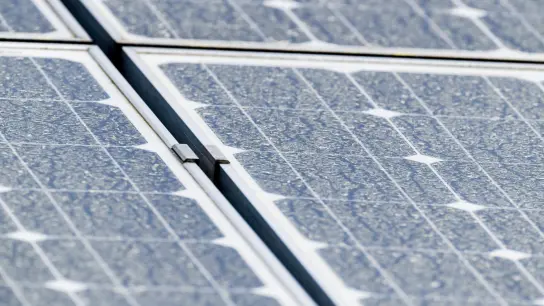 Wer möglichst viel aus seiner Solaranlage herausholen möchte, sollte regelmäßig prüfen, ob die Kollektoren wirklich noch sauber sind. (Foto: Patrick Pleul/dpa-Zentralbild/dpa-tmn)