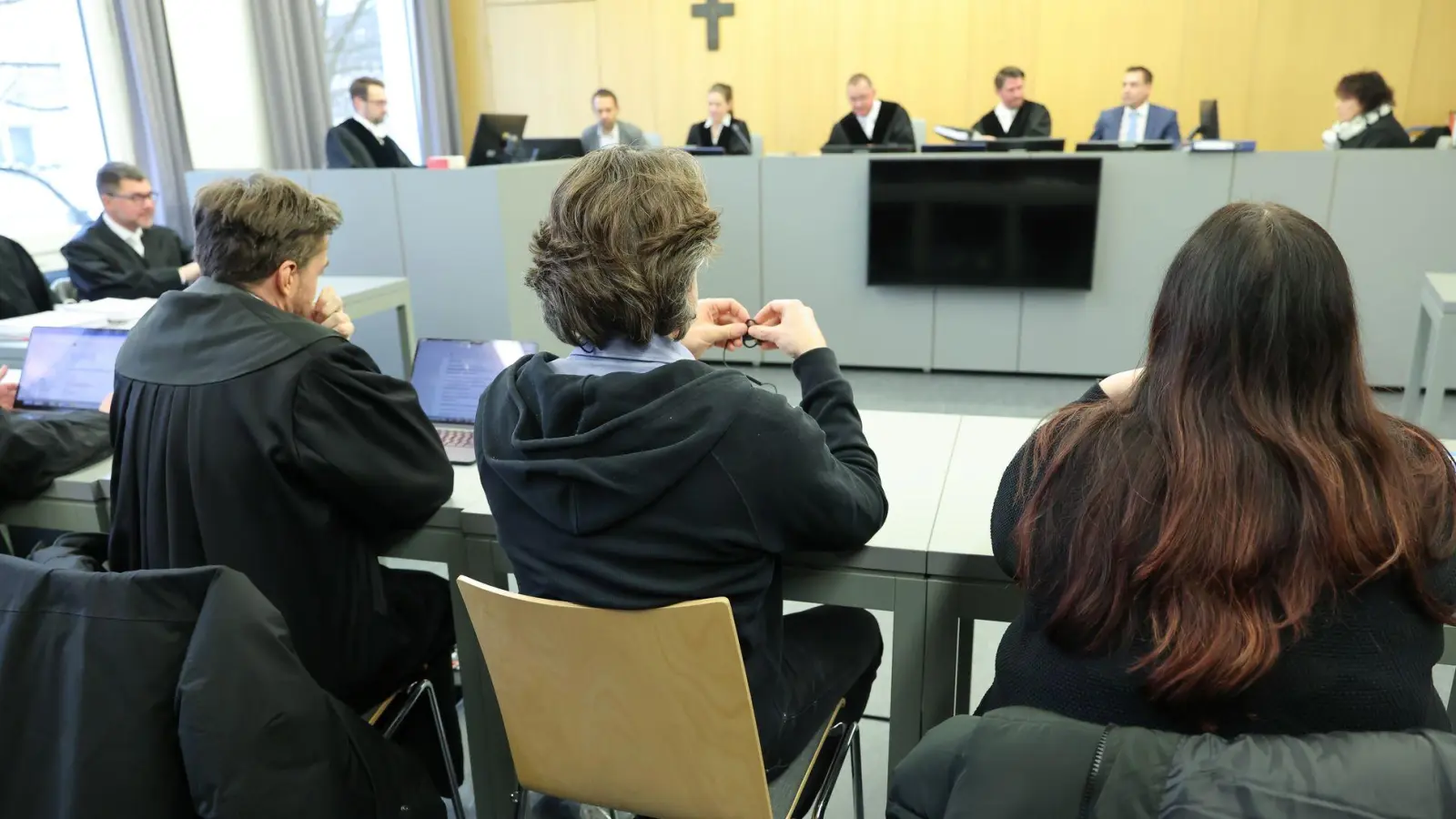 Der 46-Jährige ist unter anderem wegen fahrlässiger Tötung angeklagt. (Foto: Daniel Löb/dpa)