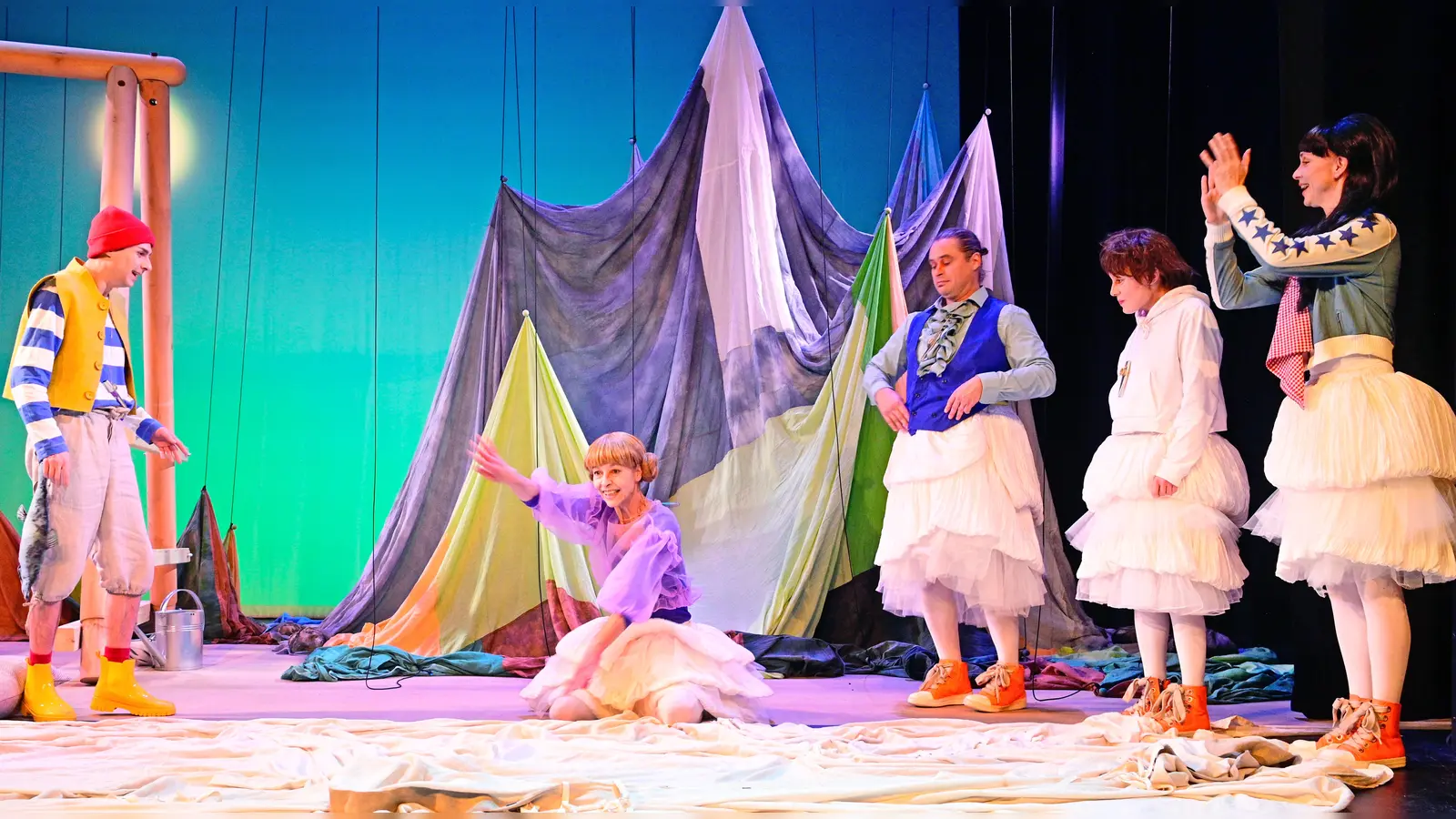 Da freuen sich alle. Die verletzte Daunenfein ist wieder fit – eine Szene mit Lukas Dittmer, Nicole Schneider, Otto Beckmann, Anna Woll und Sophie Weikert (von links). (Foto: Jim Albright)