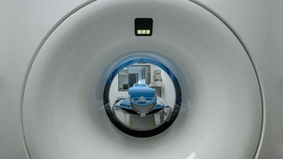 Das Bild zeigt einen Computertomographen. (Foto: Patrick Pleul/dpa)