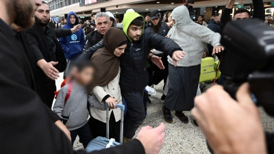 Bei der Ankunft der Frauen sei es teils zu chaotischen Szenen am Flughafen gekommen, berichten australische Medien.  (Foto: Joel Carrett/AAP/dpa)