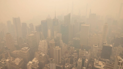 Sichtbare Folgen der Extremwetter: Die Waldbrände in Kanada sorgten vor wenigen Wochen sogar in New York für einen verrauchten Himmel. (Foto: Yuki Iwamura/AP/dpa)