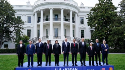 US-Präsident Joe Biden (M) und die Staats- und Regierungschefs des Verbands Südostasiatischer Nationen (ASEAN) beim Fototermin vor dem Weißen Haus in Washington. (Foto: Susan Walsh/AP/dpa)