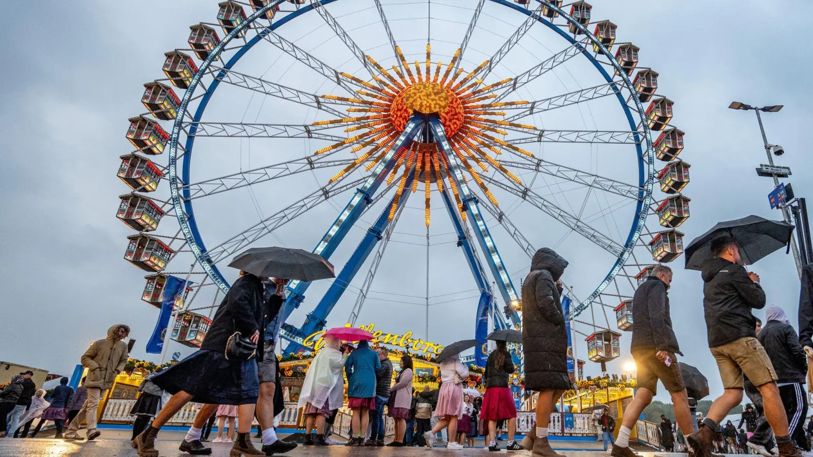 Heißer Start, verregneter Abschluss.  (Foto: Armin Weigel/dpa)