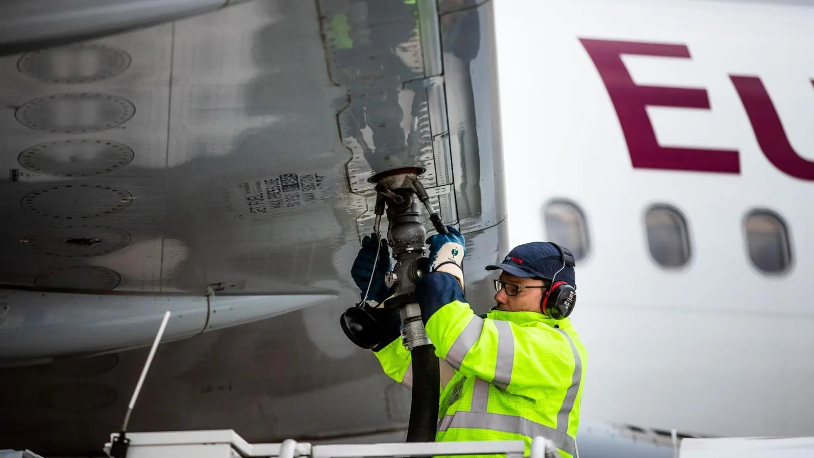 Die Luftverkehrsbranche warnt vor Kerosin-Knappheit. (Symbolfoto) (Foto: Christoph Schmidt/dpa)