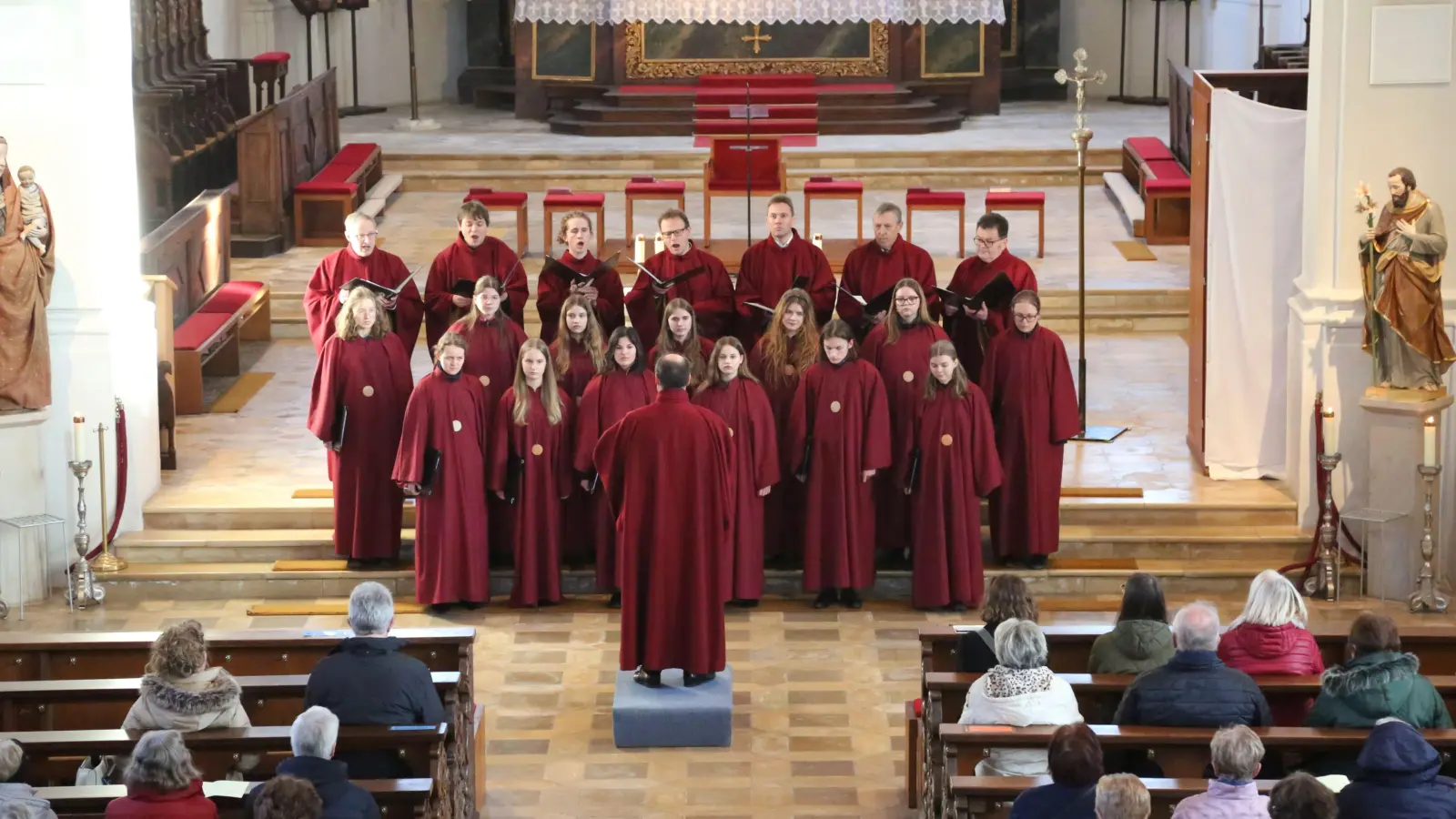 Die Kombination der Schola Gregoriana mit der Jugendkantorei Eichstätt erlaubte eine facettenreiche, nuancierte und vielfarbige Interpretation der Chormusik aus unterschiedlichen Epochen. (Foto: Martina Kramer)