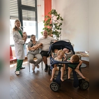 Jasmin und Andreas Rittner aus Fürth haben zum dritten Mal in recht kurzem Abstand Zwillinge bekommen. Auch die älteren Geschwister sind noch ziemlich klein. (Handout) (Foto: -/Klinikum Fürth/dpa)