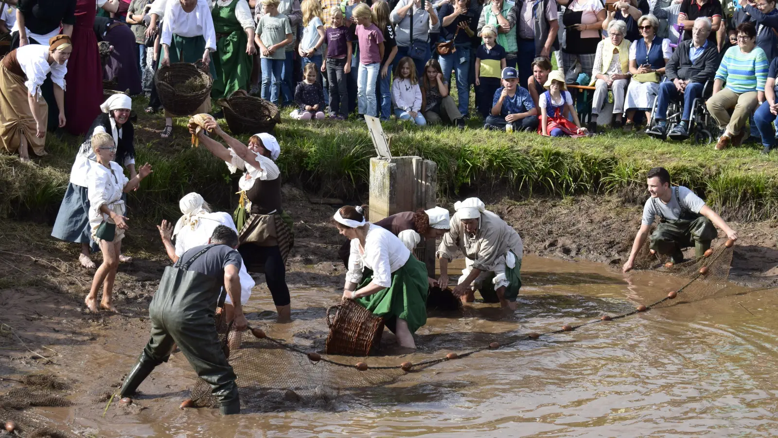 Den Fischraub vor 500 Jahren spielte die Dorfgemeinschaft von Großhaslach gekonnt nach. Der blanke Hunger machte die Menschen damals zu Dieben. (Foto: Christina Özbek)