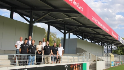 Gute Aussichten: Zusammen mit OB Thomas Deffner (hintere Reihe, 2. von links), Stadtwerke-Chefin Dr. Branka Rogulic (Mitte) und Sparkassenvorstand Werner Frieß (hintere Reihe, rechts) freuen sich von der Spielvereinigung (von links) Alfred Riedel, Christoph Hasselmeier, Marco Schülein, Andres Görmer, Ernst „Ernie” Muser und Klaus Bischof. (Foto: Robert Maurer)