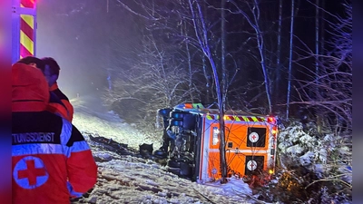 Ein Patient befand sich zum Unfallzeitpunkt nicht im Rettungswagen. (Handout) (Foto: Bayerisches Rotes Kreuz/dpa)