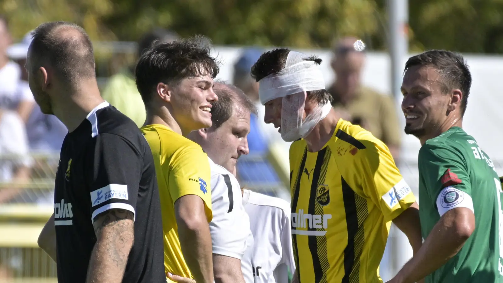 Kämpfen bis der Arzt kommt: Beim Gastspiel der Vilzinger in der Vorsaison in Ansbach musste Chrstian Kufner (mit Kopfverband) nach einem unglücklichen Zusammenprall mit dem derzeit verletzten SpVgg-Kapitän Tobias Dietrich (rechts) vom Feld. (Foto: Martin Rügner)