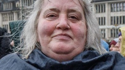 Eine Demonstrantin in Hamburg stellt auf einem Pappschild eine Frage an Bundeskanzler Friedrich Merz (CDU).  (Foto: Markus Scholz/dpa)