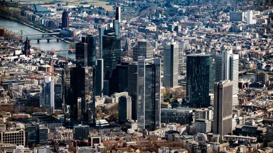 Das Bankenviertel in Frankfurt am Main (Symbolbild). Bundesbank und Bafin haben die Ertragslage und Widerstandsfähigkeit der etwa 1300 Institute, die sie direkt beaufsichtigen, unter Stressbedingungen untersucht. (Foto: Uli Deck/dpa)