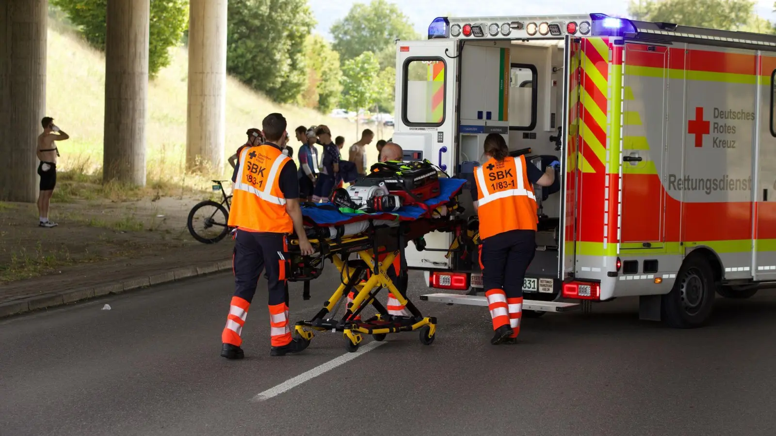 Eine Radrennveranstaltung ist nach Stürzen vieler Teilnehmer abgebrochen worden. (Foto: Andreas Maier/dpa)