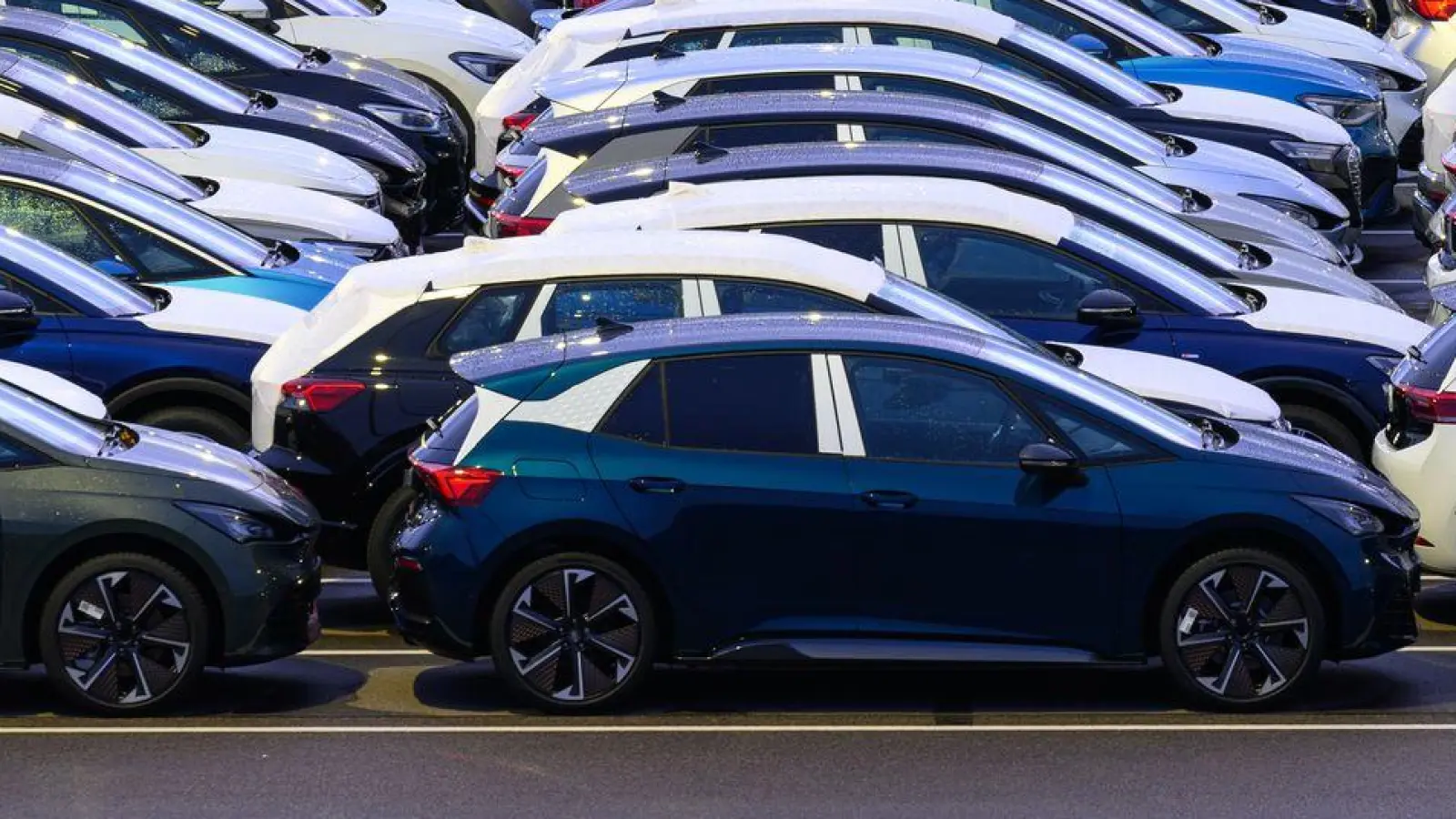 Im Juli kamen etwa elf Prozent mehr Neuwagen auf die Straßen in Deutschland als im Vorjahresmonat. (Archivbild) (Foto: Hendrik Schmidt/dpa)