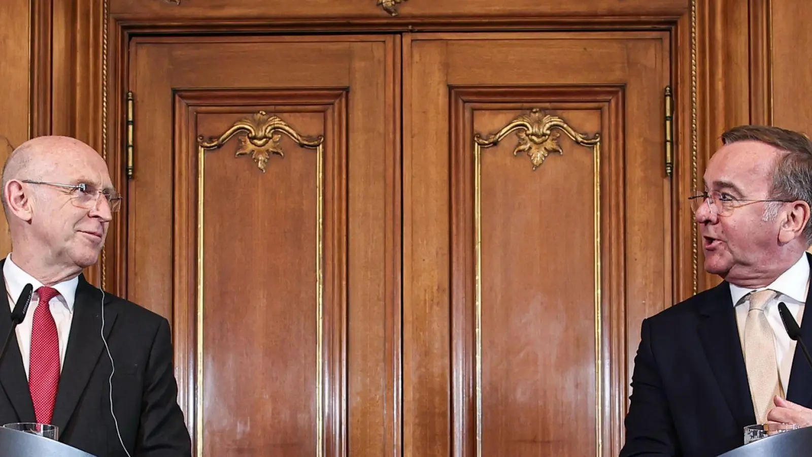 Der britische Verteidigungsminister Joh Healey und Bundesverteidigungsminister Boris Pistorius leiten gemeinsam die virtuelle Sitzung der Ukraine-Kontaktgruppe. (Archivbild) (Foto: Hannes P. Albert/dpa)