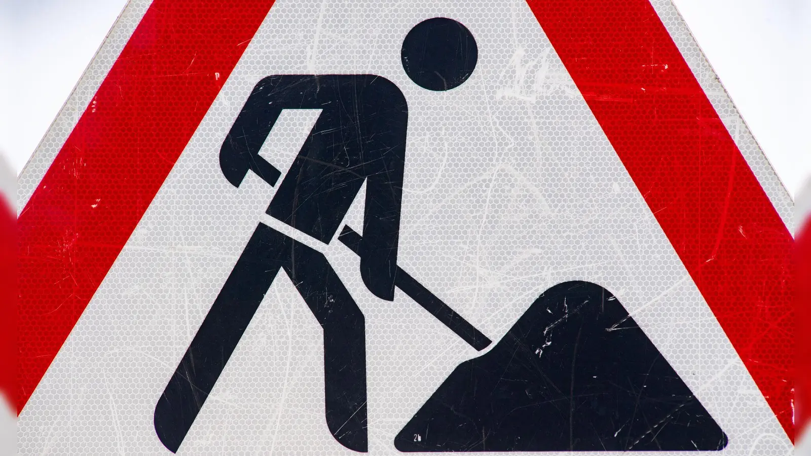 Auf einer Baustelle in Ansbach ist ein Arbeiter schwer verletzt worden. (Symbolbild: Stefan Sauer/dpa)