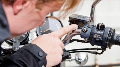 Die Bremsflüssigkeit sollte zur Sicherheit spätestens alle zwei Jahre gewechselt werden. (Foto: Monique Wüstenhagen/dpa-tmn)