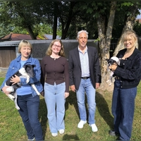 Eva Lindner (links) vom Tierheim Ansbach freut sich über die neue Möglichkeit, Hunde auf der Suche nach einem neuen Zuhause zu präsentieren, die Jule Schäfer (Zweite von links) und Luisa Schwarz (rechts) mit Unterstützung von Jörg Hammer (Zweiter von rechts) von den Aktivsenioren aufgebaut haben. Sharik (links) steht zur Vermittlung, Hilde (rechts) momentan nicht.  (Foto: Thomas Schaller)