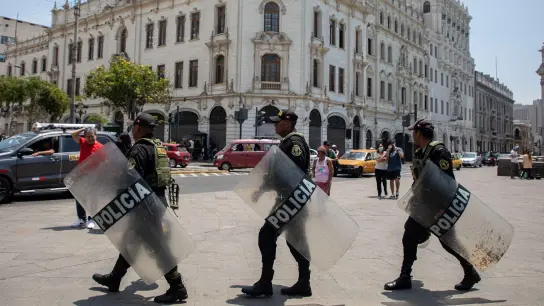 Polizeibeamte patrouillieren im historischen Stadtzentrum von Lima. (Foto: Lucas Aguayo Araos/dpa)