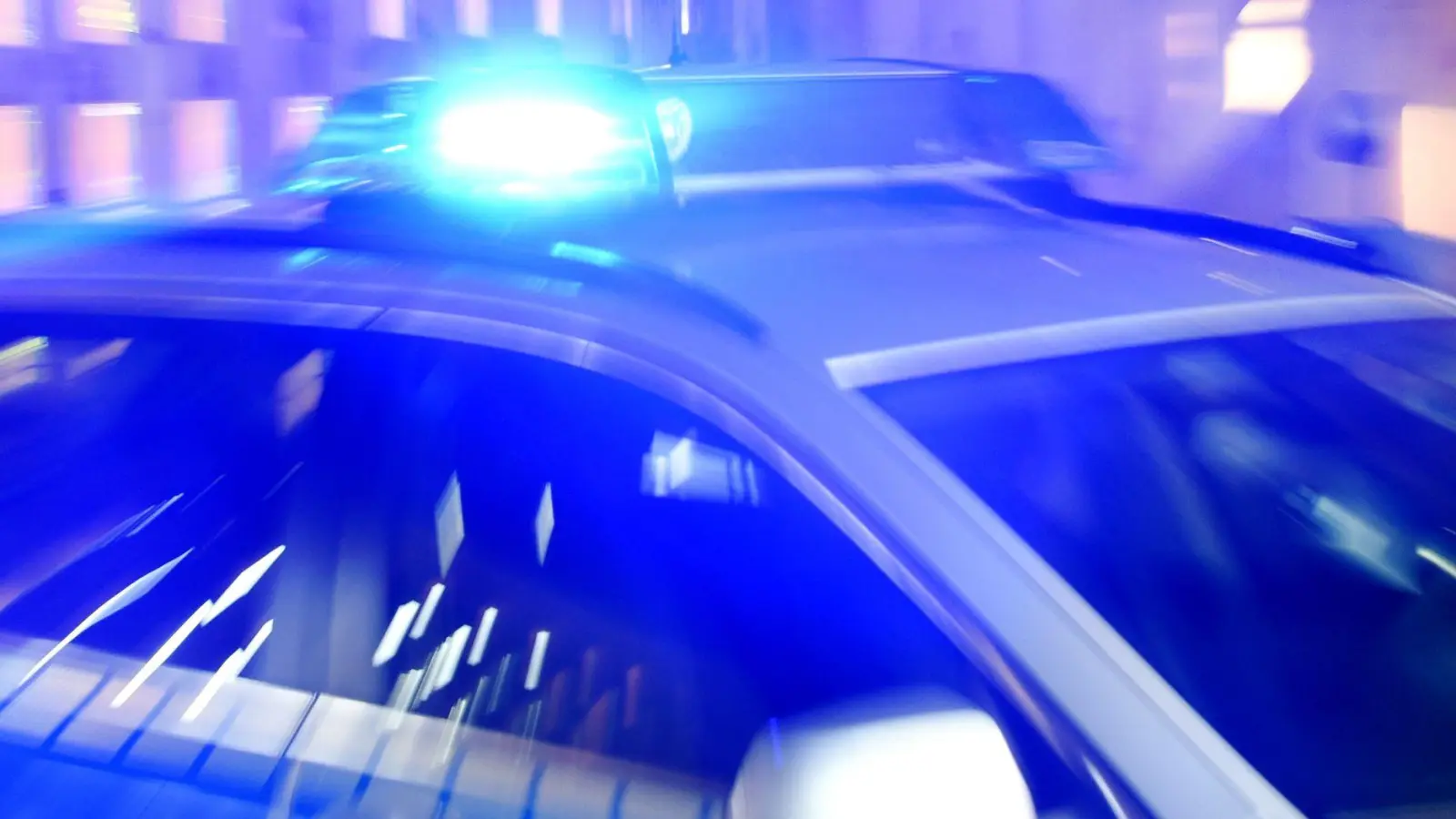 Nach dem Gewaltverbrechen an einer 30-Jährigen in Augsburg sucht die Polizei weiter nach dem Täter. (Symbolbild) (Foto: Carsten Rehder/dpa)