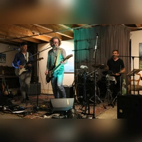Berliner Band zu Gast in Hilsbach: Zuricat mit Berthold Bock als Sänger und Bassist dabei, ihm zur Seite stehen Cornelius Wüllenkemper an der Gitarre und Manfred Roch am Schlagzeug. (Foto: Martina Kramer)