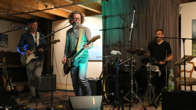 Berliner Band zu Gast in Hilsbach: Zuricat mit Berthold Bock als Sänger und Bassist dabei, ihm zur Seite stehen Cornelius Wüllenkemper an der Gitarre und Manfred Roch am Schlagzeug. (Foto: Martina Kramer)