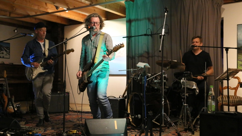 Berliner Band zu Gast in Hilsbach: Zuricat mit Berthold Bock als Sänger und Bassist dabei, ihm zur Seite stehen Cornelius Wüllenkemper an der Gitarre und Manfred Roch am Schlagzeug. (Foto: Martina Kramer)