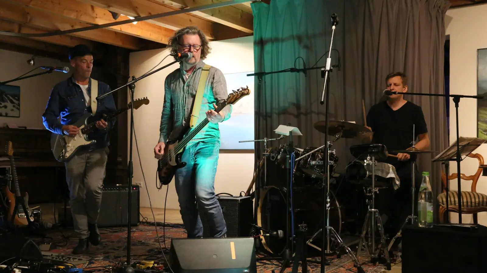 Berliner Band zu Gast in Hilsbach: Zuricat mit Berthold Bock als Sänger und Bassist dabei, ihm zur Seite stehen Cornelius Wüllenkemper an der Gitarre und Manfred Roch am Schlagzeug. (Foto: Martina Kramer)