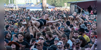 Zum Summer Breeze 2025 sind wieder Crowdsurfing und Metal-Sound angesagt. (Archivbild: Mirko Fryska)