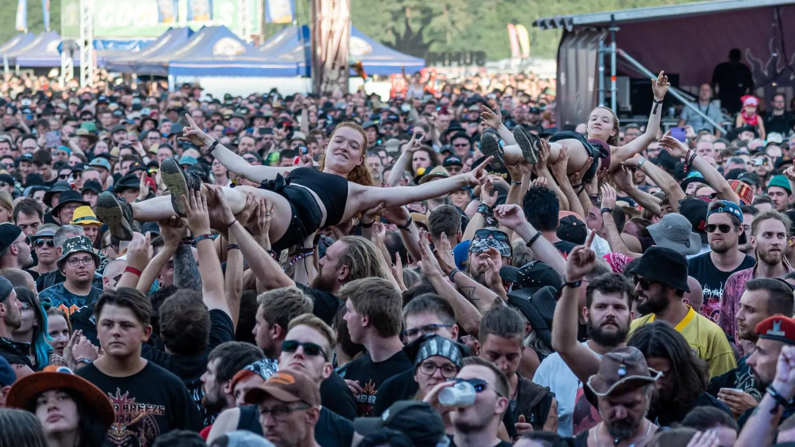 Zum Summer Breeze 2025 sind wieder Crowdsurfing und Metal-Sound angesagt. (Archivbild: Mirko Fryska)
