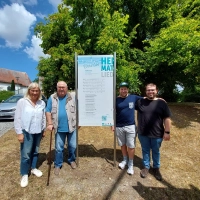 Ein Lied wird sichtbar: Die Tafel mit dem Brieschder Heimatlied enthüllten in Weißenkirchberg Leutershausens dritte Bürgermeisterin Georgia Horndasch-Shaw, der Verfasser Richard Fragner sowie Tobias Trzybinski und Tobias Planner vom Heimatverein Brunst (von links). (Foto: Johannes Raab)