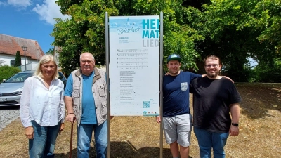 Ein Lied wird sichtbar: Die Tafel mit dem Brieschder Heimatlied enthüllten in Weißenkirchberg Leutershausens dritte Bürgermeisterin Georgia Horndasch-Shaw, der Verfasser Richard Fragner sowie Tobias Trzybinski und Tobias Planner vom Heimatverein Brunst (von links). (Foto: Johannes Raab)