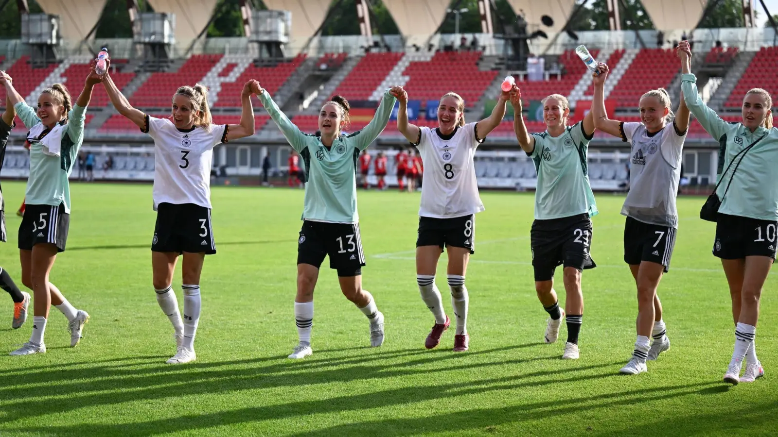 Die deutschen Spielerinnen freuen sich nach dem Sieg mit den Zuschauern. (Foto: Hendrik Schmidt/dpa)