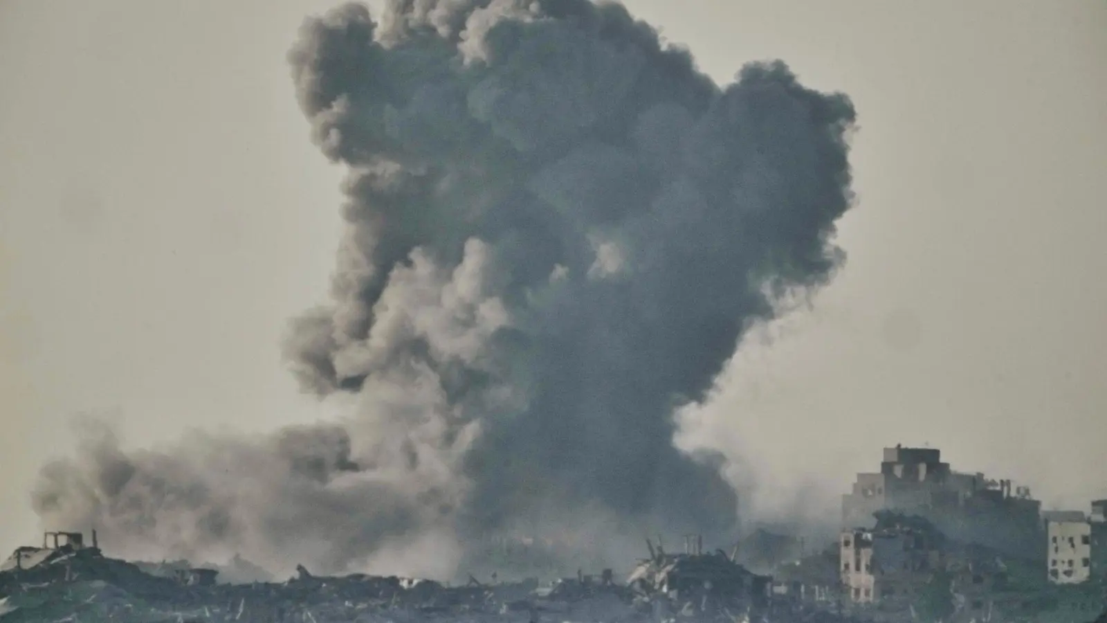 Im Gazastreifen ist das Internet komplett ausgefallen. Dadurch werden Hilfsmaßnahmen nahezu unmöglich.  (Foto: Ariel Schalit/AP/dpa)