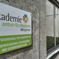 An der Pflegeschule von ANregiomed in Ansbach fehlen Lehrkräfte. Deshalb findet der Unterricht ab dem neuen Ausbildungsjahr in Dinkelsbühl statt.  (Foto: Robert Maurer)