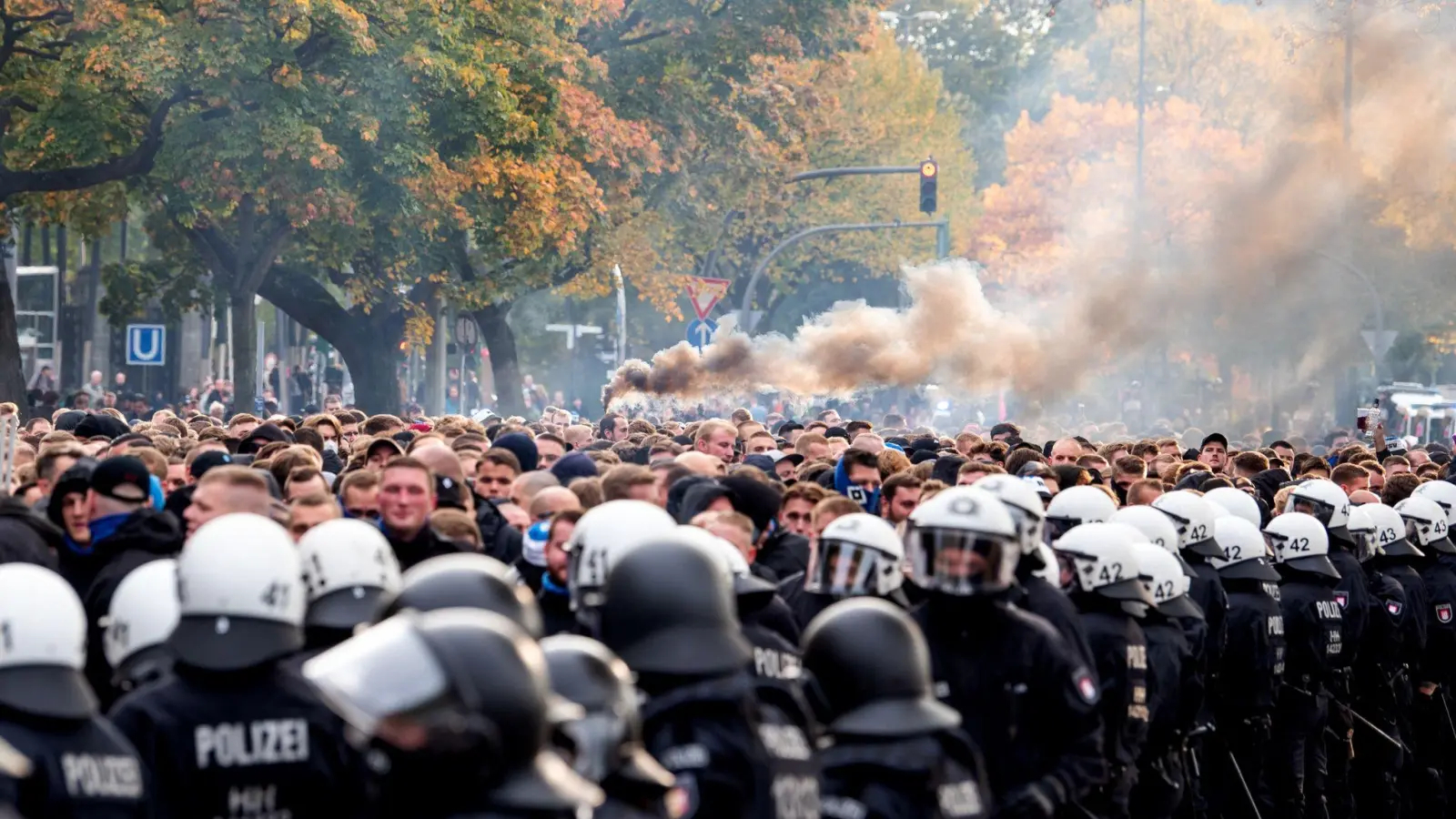 Der DFB hat Fans und Polizei zu einem respektvollen Umgang miteinander aufgerufen. (Foto: Daniel Bockwoldt/dpa)