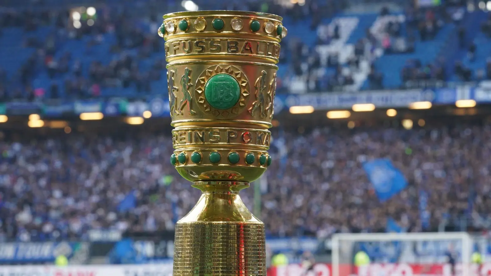 Der DFB-Pokal steht auf einem Podest im Stadion. (Foto: Marcus Brandt/dpa/Symbolbild)