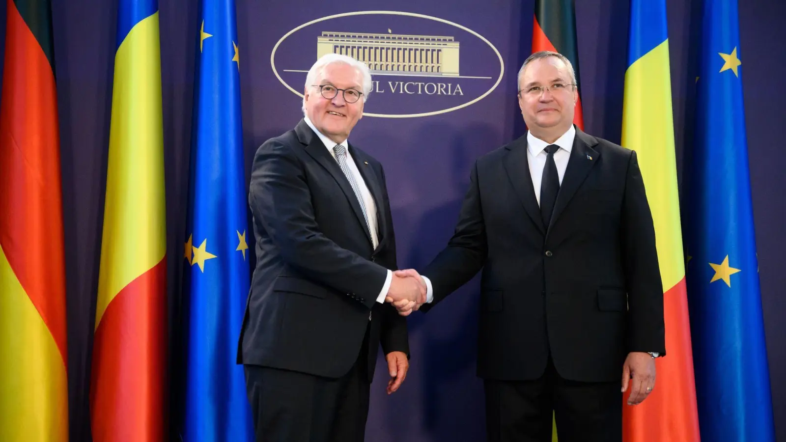 Shakehands zwischen Bundespräsident frank-Walter steinmeier (l.) und dem rumänischen Ministerpräsidenten Nicolae-Ionel Ciuca. (Foto: Bernd von Jutrczenka/dpa)