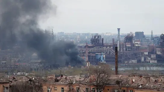 Rauch steigt aus dem Stahlwerk Azovstal in Mariupol auf. Noch immer harren hier Kämpfer und Zivilisten aus. (Foto: -/AP/dpa)