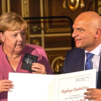 Merkel erhielt den Elisabeth-Preis der Caritas für ihren Einsatz für Solidarität, Verantwortung und gesellschaftlichen Zusammenhalt. (Foto: Stefan Puchner/dpa)