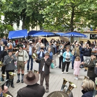 Ausgesprochen gut besucht war wieder einmal der Frühschoppen der Jagdhornbläser, die damit traditionell den Abschluss der Neustädter Kerwa einläuten.  (Foto: Willi Schlicker)