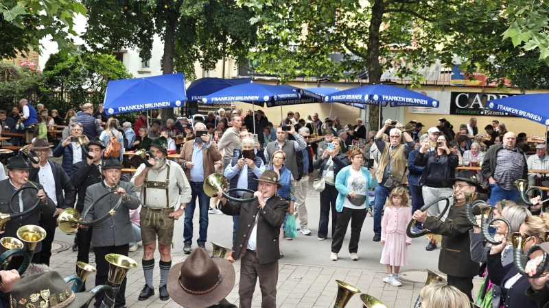 Ausgesprochen gut besucht war wieder einmal der Frühschoppen der Jagdhornbläser, die damit traditionell den Abschluss der Neustädter Kerwa einläuten.  (Foto: Willi Schlicker)